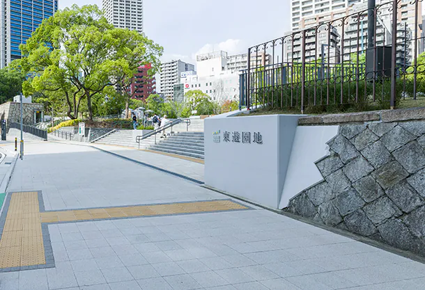 東遊園地の西側(東町線)歩道(神戸市)