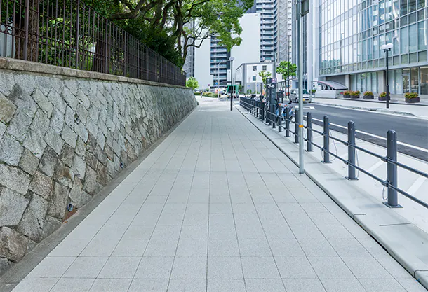 東遊園地の西側(東町線)歩道(神戸市)